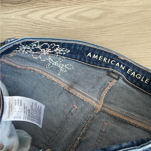 American Eagle Strigid Straight‎ Jean Floral Detail 4R - Picture 3 of 5